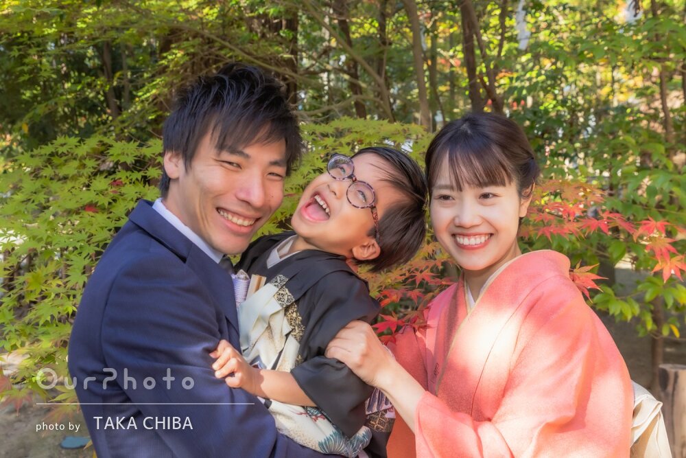 「笑顔の多い家族写真」紅葉美しい神社で和装の男の子の七五三の撮影
