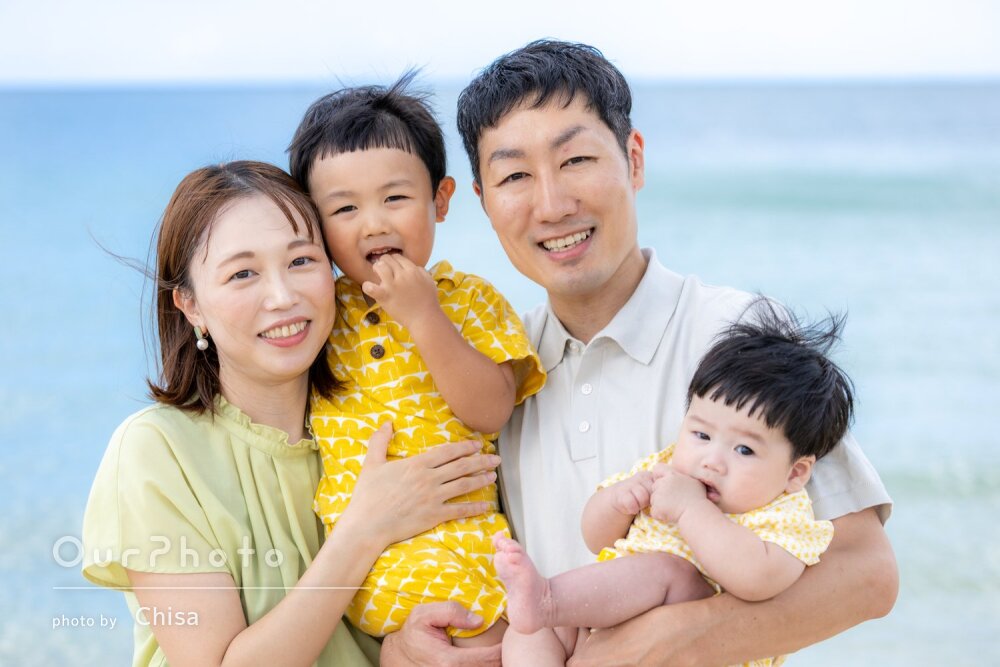 「リラックスして自然体の写真」沖縄の美しい青空と海で家族写真の撮影