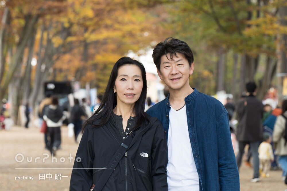 「楽しい撮影会でした」美しく色づいた木々を背景に家族写真の撮影