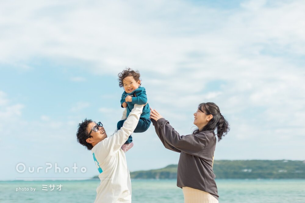 「リラックスして」沖縄の青い海で笑顔がキラキラ輝く！家族写真の撮影