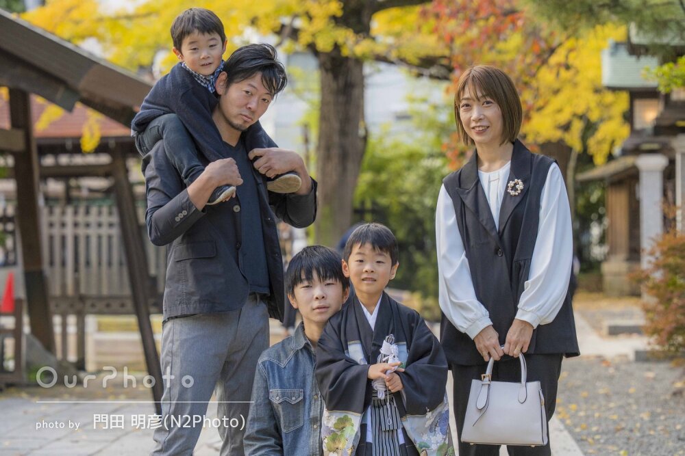 「徐々に緊張もほどけて楽しそうに自然に」紅葉をバックに七五三の撮影