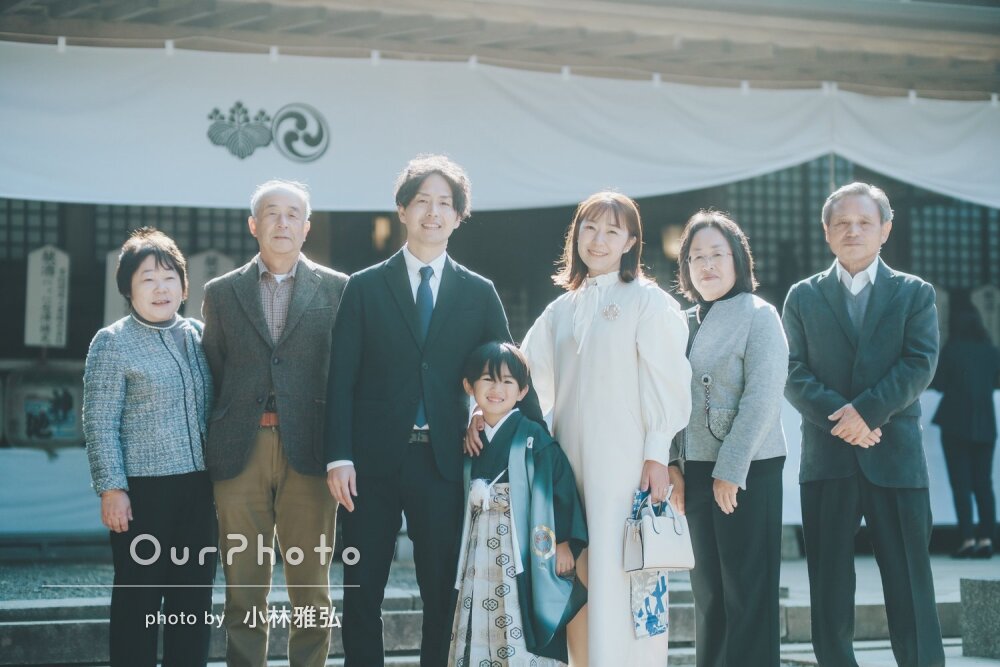 「自然な表情を撮って」祖父母も一緒！神社で和装の男の子の七五三の撮影