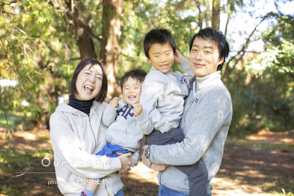 「今しかない日常感に溢れた瞬間」公園で笑顔いっぱい家族写真の撮影