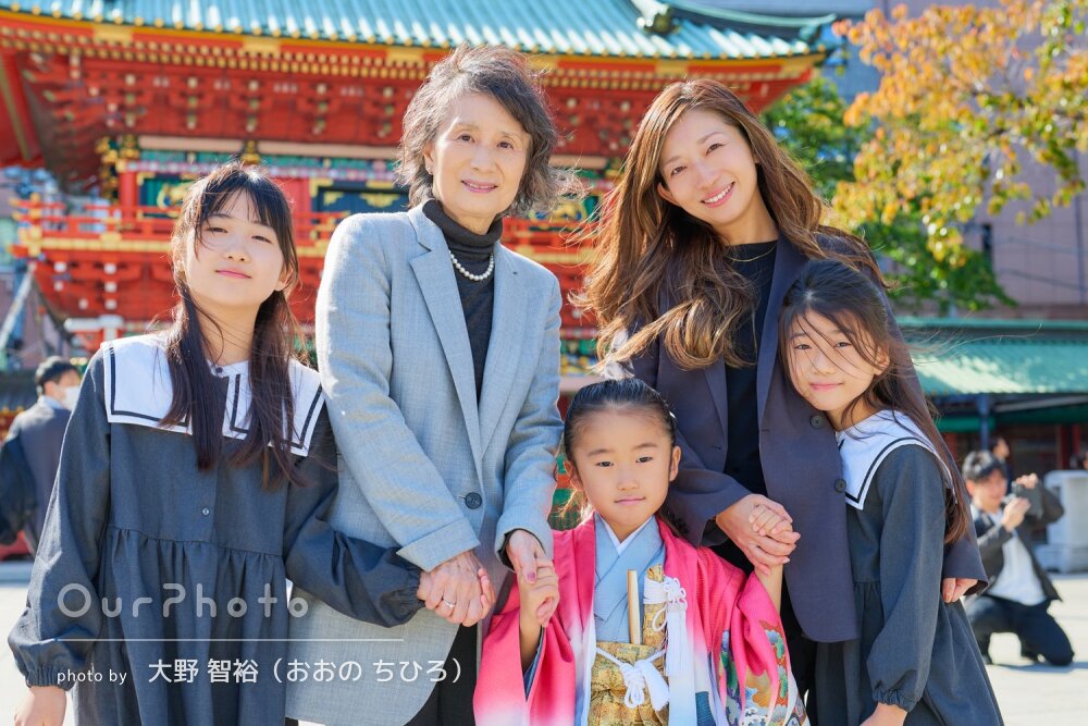 「空と神社と着物の色合いのきれいな写真」お洒落な羽織袴で七五三の撮影