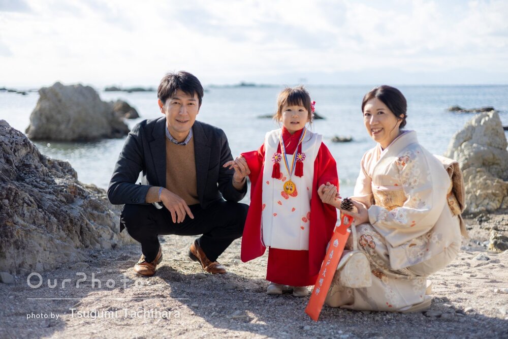 「家族みんな楽しい時間を」赤い着物が映える！愛らしい3歳七五三の撮影