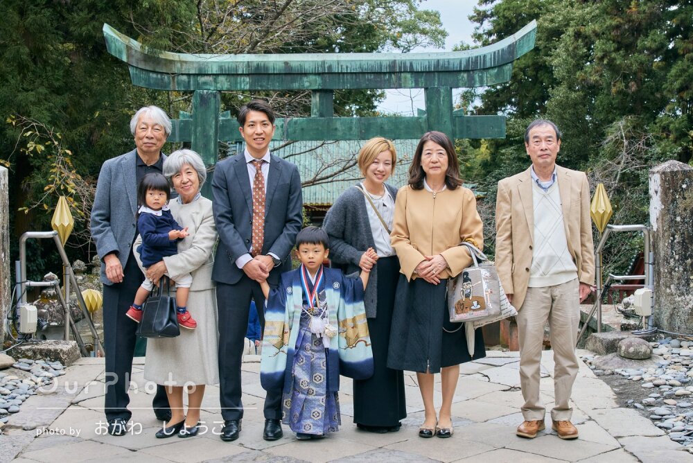 「素敵な写真」青の凛々しい和装の男の子！神社で自然体の七五三の撮影