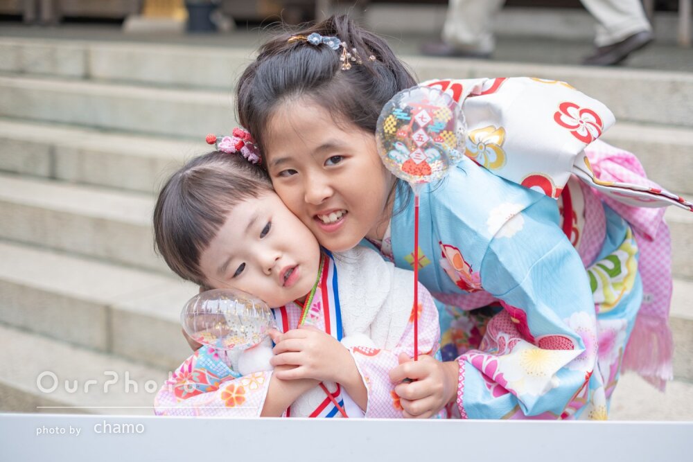 「自然な笑顔の写真」愛らしい和装の仲良し姉妹！神社で七五三の撮影