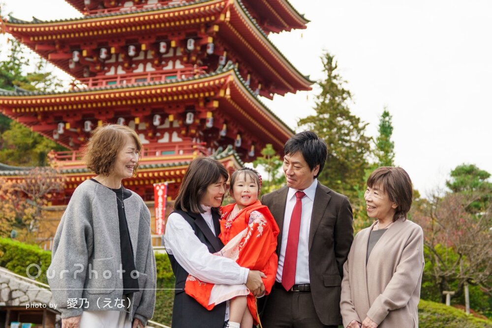 赤い着物がお似合い！この時期ならではの可愛らしい笑顔で七五三の撮影