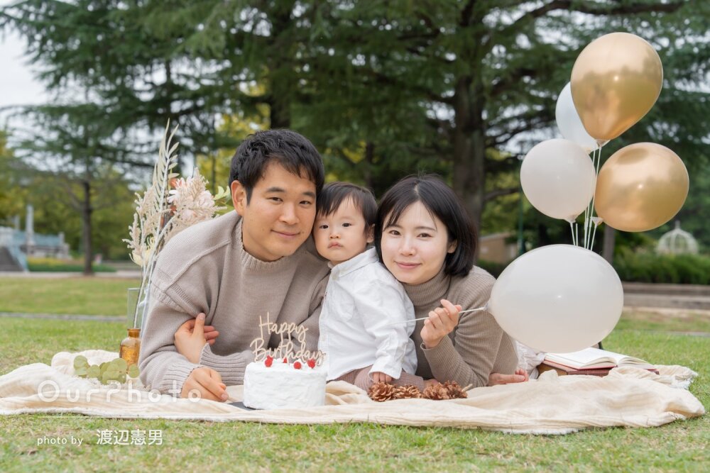 「秋の爽やかな空気が漂うきれいな仕上がり」公園で1歳の誕生日写真撮影