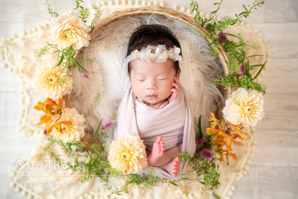 「どれも可愛くて嬉しい限り」生花に囲まれてニューボーンフォトの撮影