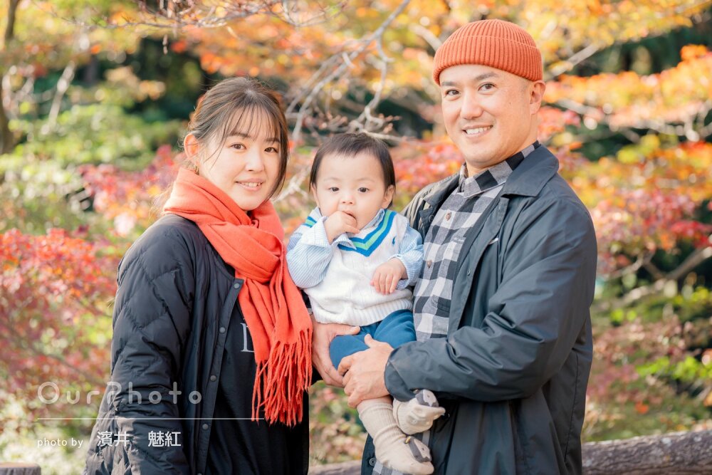 「終始楽しく撮影」1歳の誕生日の記念に美しい紅葉を背に家族写真の撮影