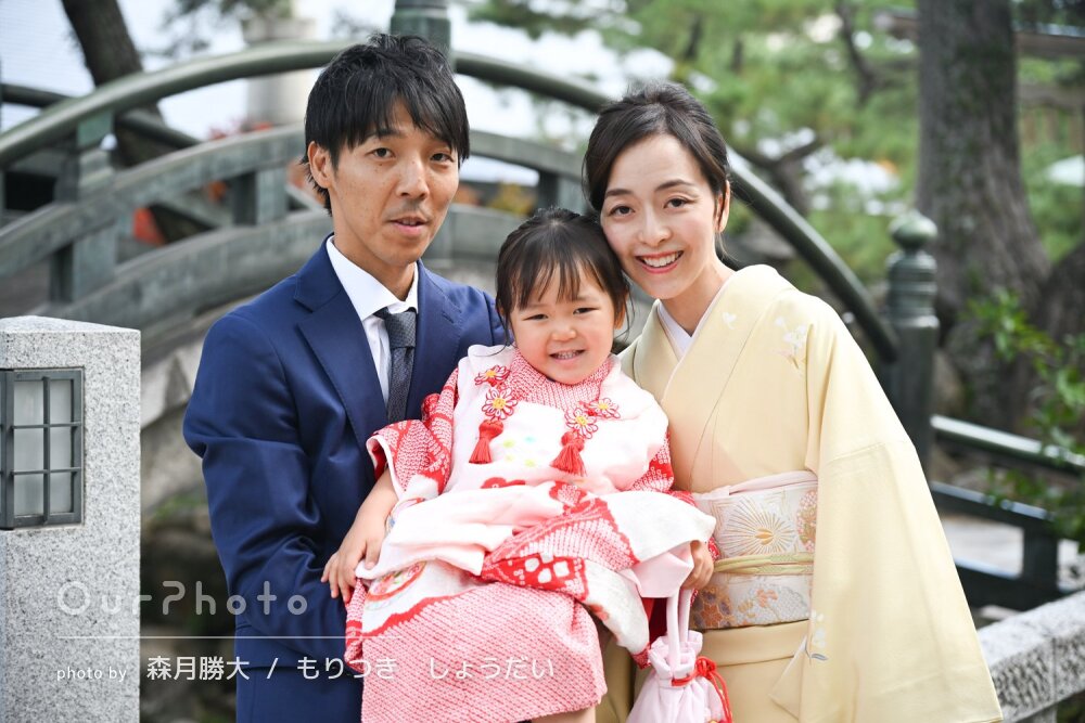 「和やかな雰囲気でいっぱい盛り上げて」赤の絞りの着物姿で七五三の撮影