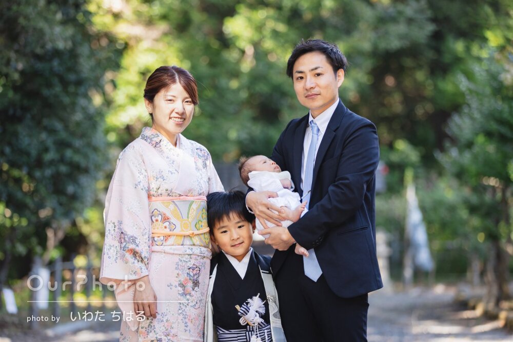 「素敵な写真」晴れ着姿で表情豊かな男の子の七五三とお宮参りの撮影
