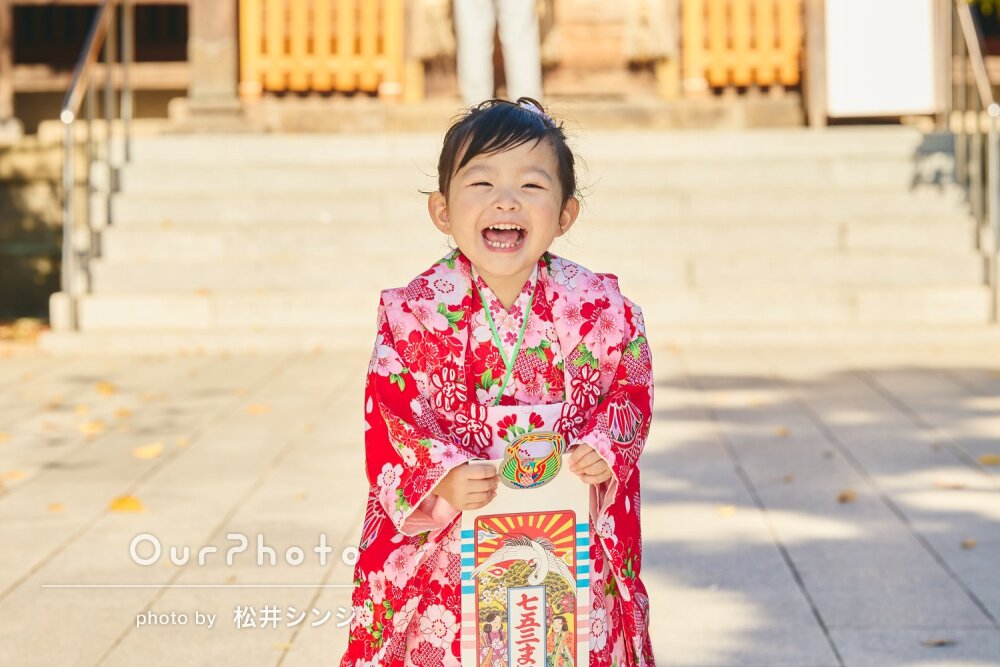「可愛い笑顔を引き出して」快晴の神社に和装が映える！3歳七五三の撮影