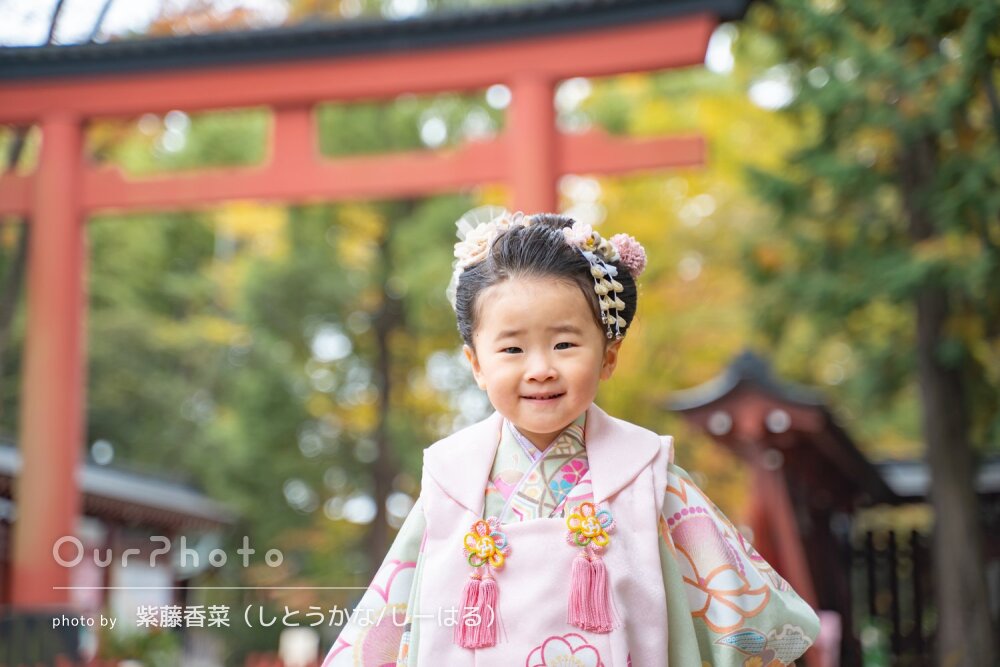 「上手に距離を縮めてくださり笑顔」色彩豊かな3歳女の子の七五三の撮影