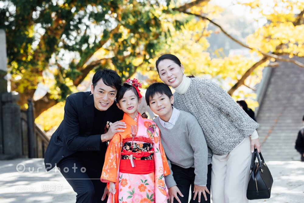 家族皆で寄り添う姿が微笑ましい！オレンジ色の着物が映える七五三の撮影