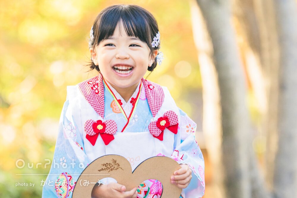 「自然な笑顔」紅葉と淡い和装がマッチ！3歳女の子の可愛い七五三の撮影