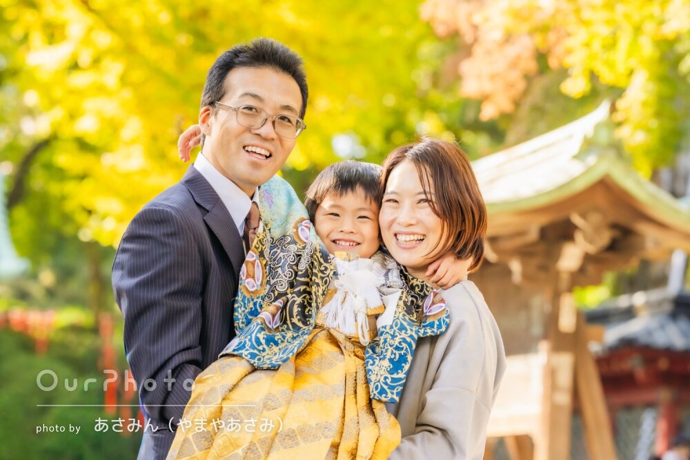 「こんなに可愛く」イチョウをバックに晴れ着姿が映える七五三の撮影