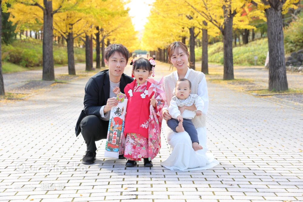 「みんな喜んで」イチョウ色づく公園で！思い出に残る3歳七五三の撮影