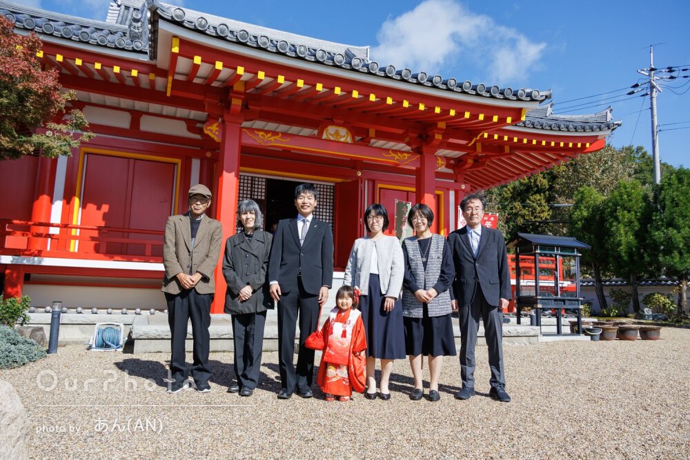 「気分の乗せかたもお上手」紅い晴れ着姿がキュート！女の子の七五三撮影