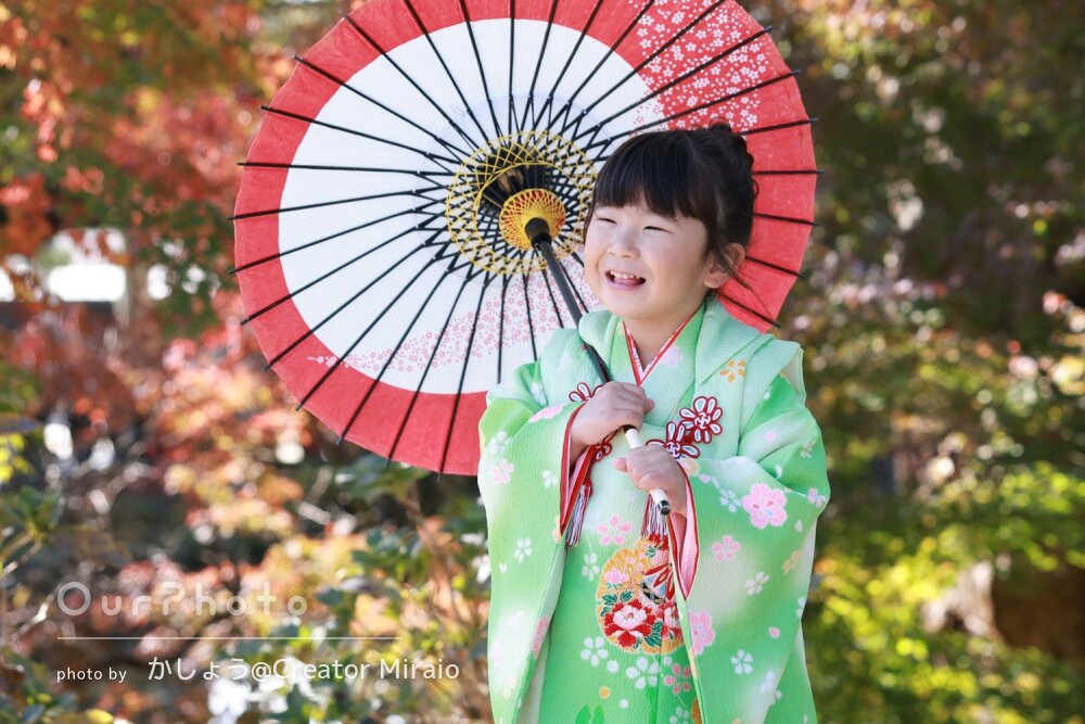 「素敵な思い出に」若草色の晴れ着姿が境内に映えて可愛い七五三の撮影