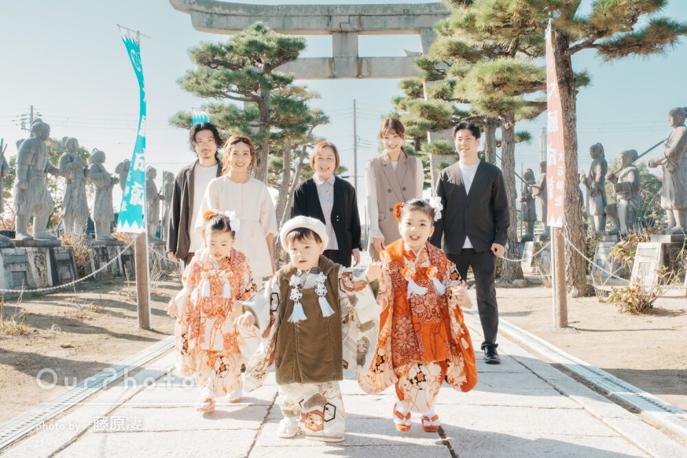 活き活きとした表情！被布を可愛く着こなして３人一緒の七五三の撮影