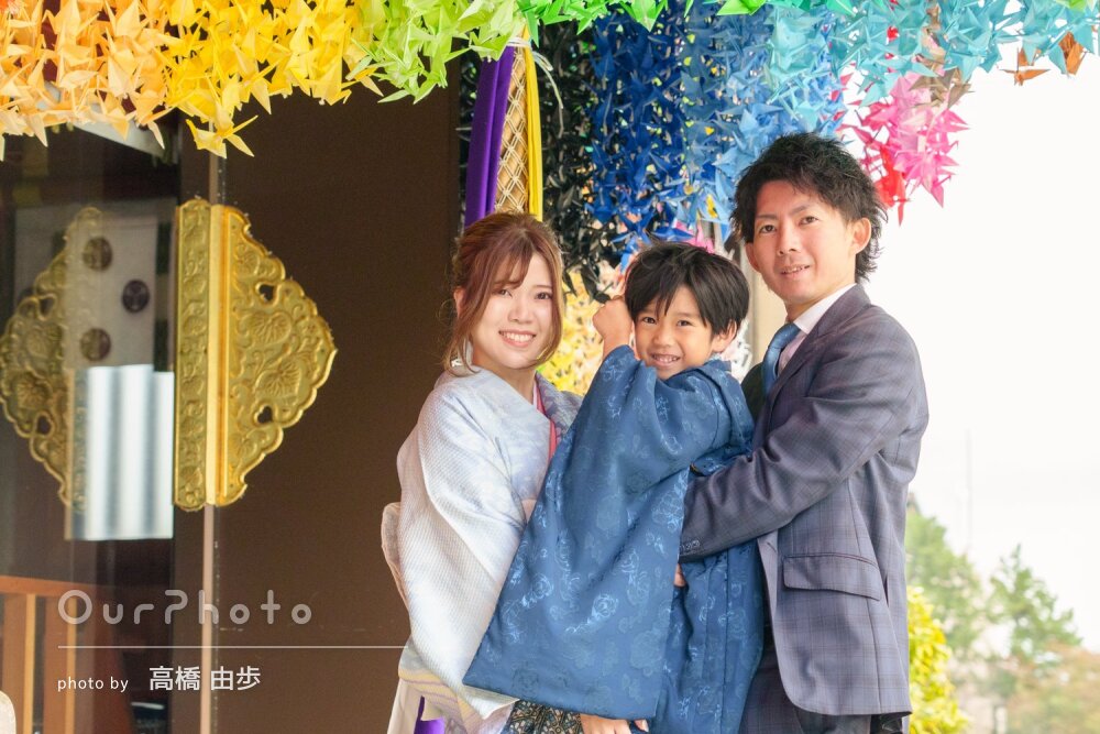 表情豊かな5歳の男の子！ママも和装で華やかに神社で紅葉と七五三の撮影