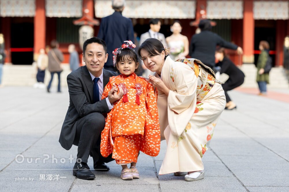 「楽しく撮影」表情豊かな可愛い和装の3歳女の子！神社で七五三の撮影