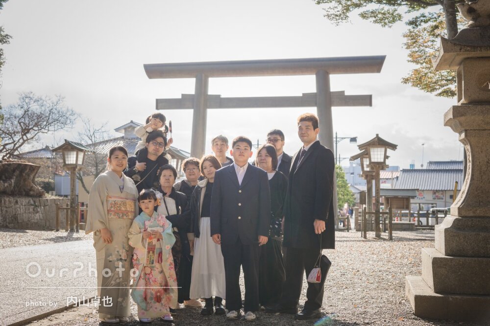 「素敵な写真」美しい和装の7歳女の子！神社で大人数で七五三の撮影