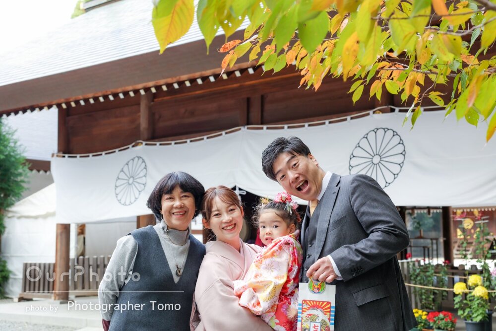 「自然な表情で楽しそうに笑う」美しい紅葉と一緒に女の子の七五三の撮影