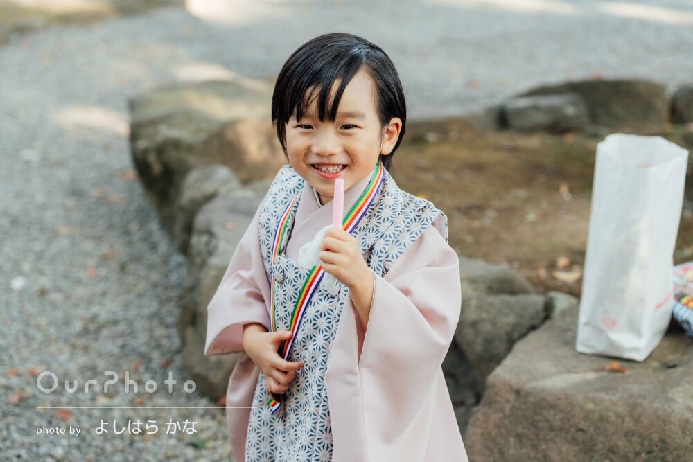 淡い色合いの晴れ着がよく似合って可愛らしい！和やかに七五三の撮影