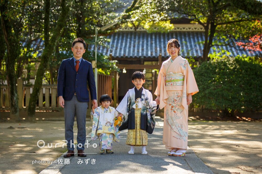 「幸せな1日の思い出」兄弟の凛々しい和装が境内に映える！七五三の撮影