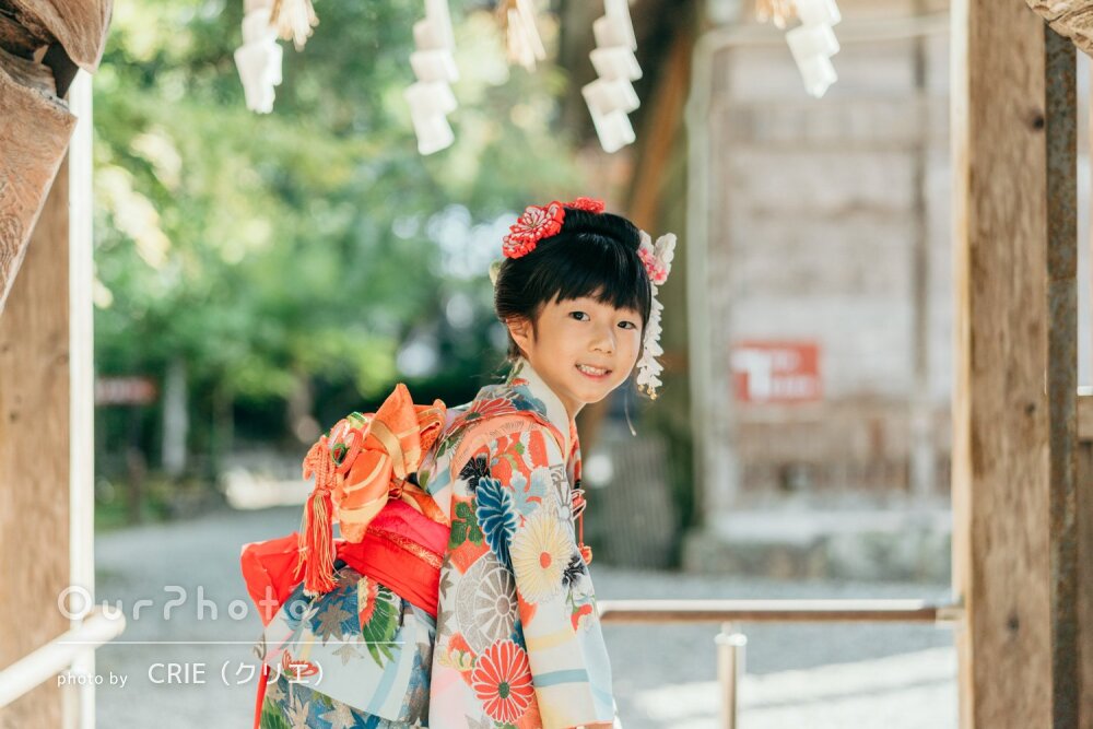「柔らかく優しい雰囲気」和装姿が色鮮やかに映える神社で七五三の撮影