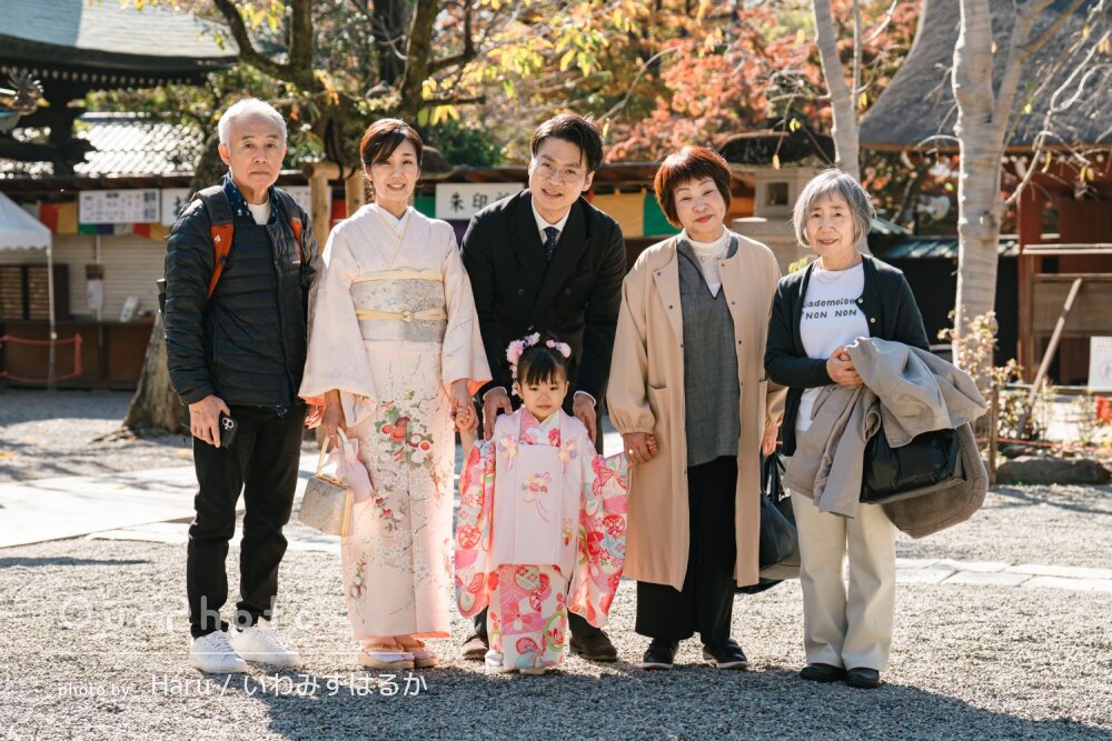 「娘の自然な表情や普段通りの雰囲気」紅葉美しい秋の神社で七五三の撮影