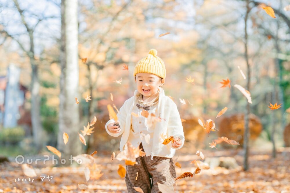 「成長を感じ綺麗に撮って」リピーター様！落ち葉で楽しく家族写真の撮影