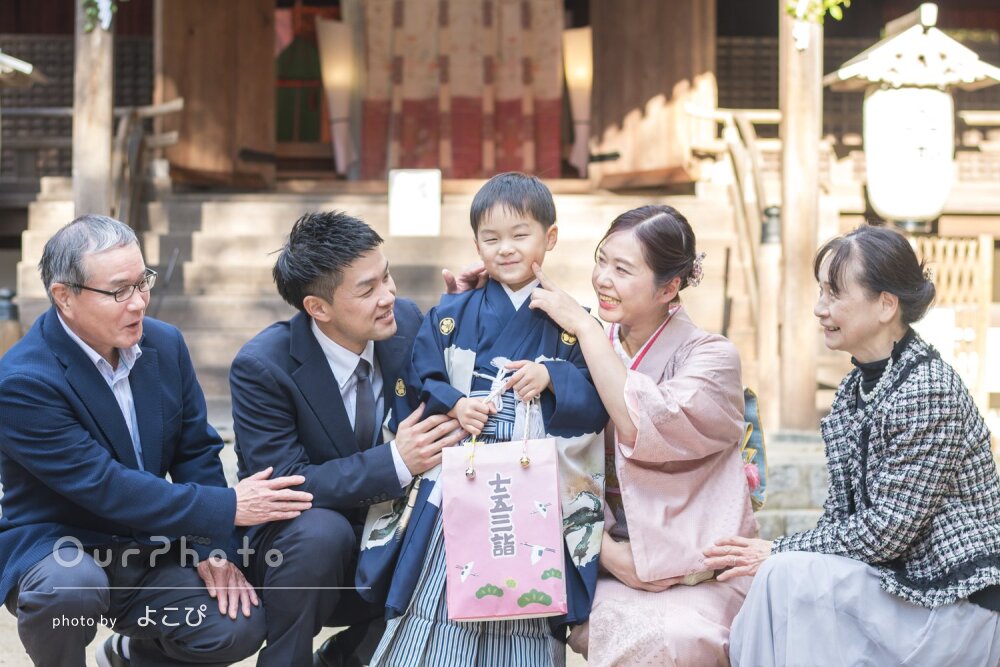 「素敵な写真の出来上がりに大満足」明るい光の中で男の子の七五三撮影