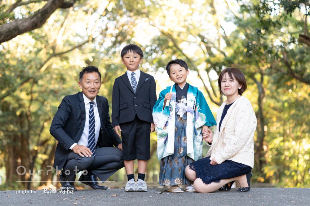 「家族の自然な写真」水色の袴姿が緑に映える！神社で七五三の撮影
