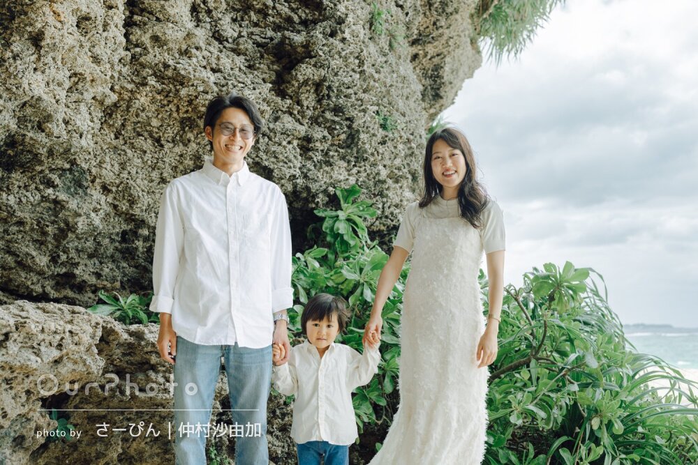 「笑顔の写真がたくさん」ホワイトリンクコーデ！ビーチで家族写真の撮影