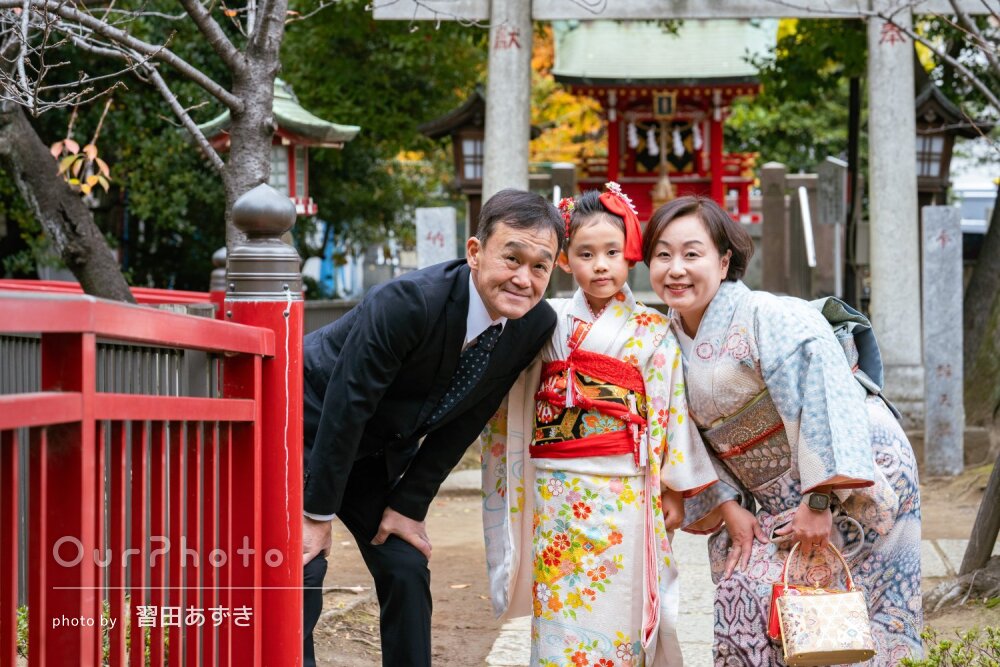「安心してお任せ」白の晴れ着姿が境内に映える！7歳女の子七五三の撮影