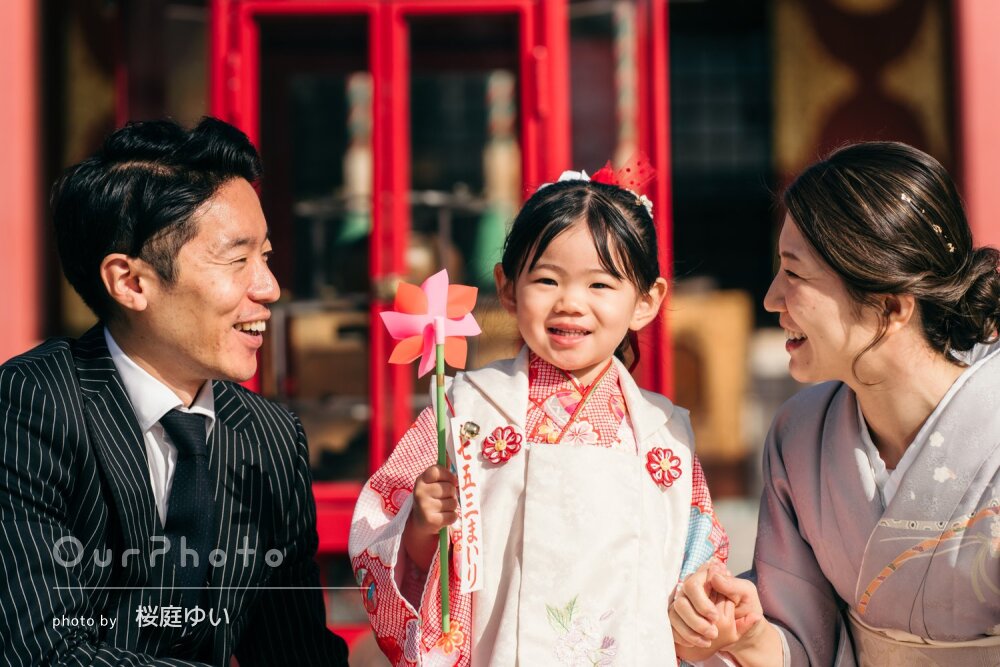 「一生の記念」表情豊か！神社で愛らしい和装の女の子の七五三の撮影