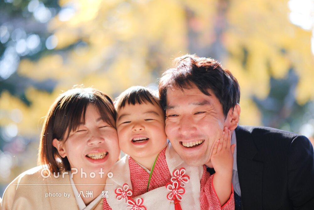 「明るく楽しい撮影会」紅葉の神社で愛らしい和装の女の子の七五三の撮影