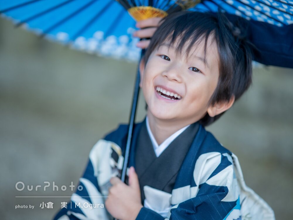 「かわいい写真をたくさん」紅葉の神社で和装の男の子の七五三の撮影