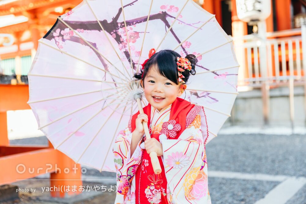 「可愛い写真がいっぱい」和傘を手に赤い被布姿で3歳の七五三の撮影