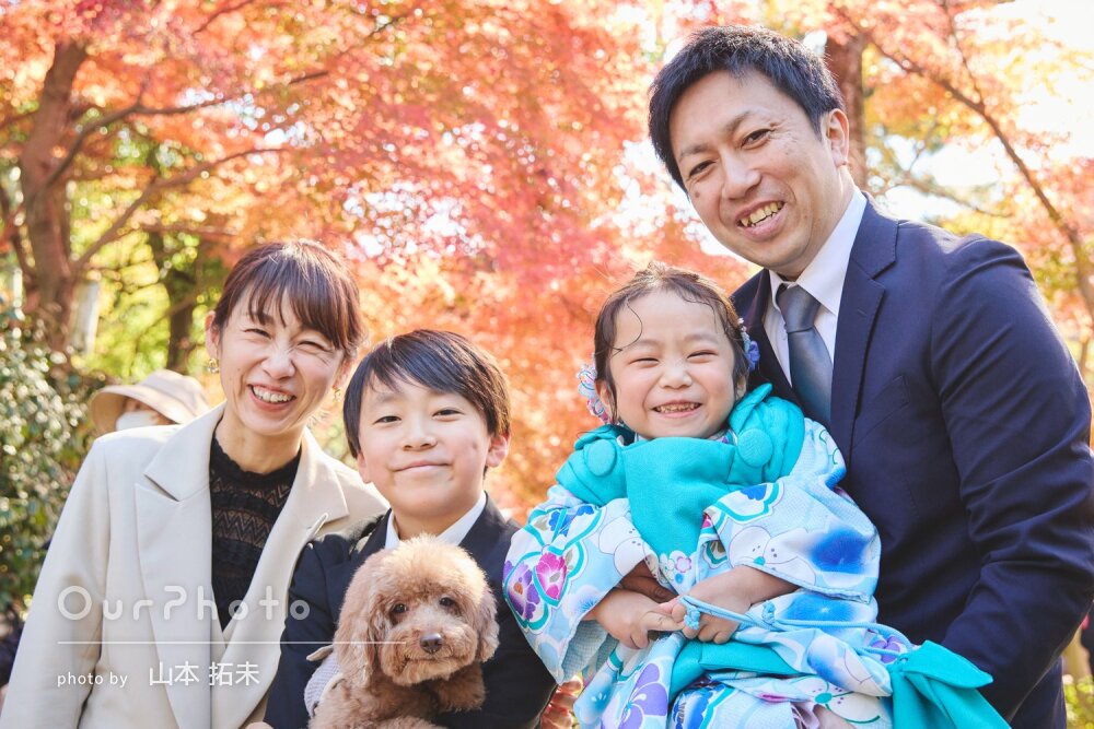 「笑顔爆発」キレイな紅葉とワンちゃんも一緒に3歳女の子の七五三の撮影