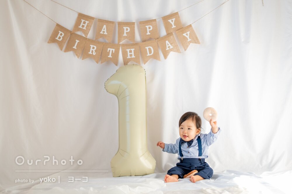 「息子もニコニコ笑顔で楽しそう」蝶ネクタイで1歳お誕生日の撮影