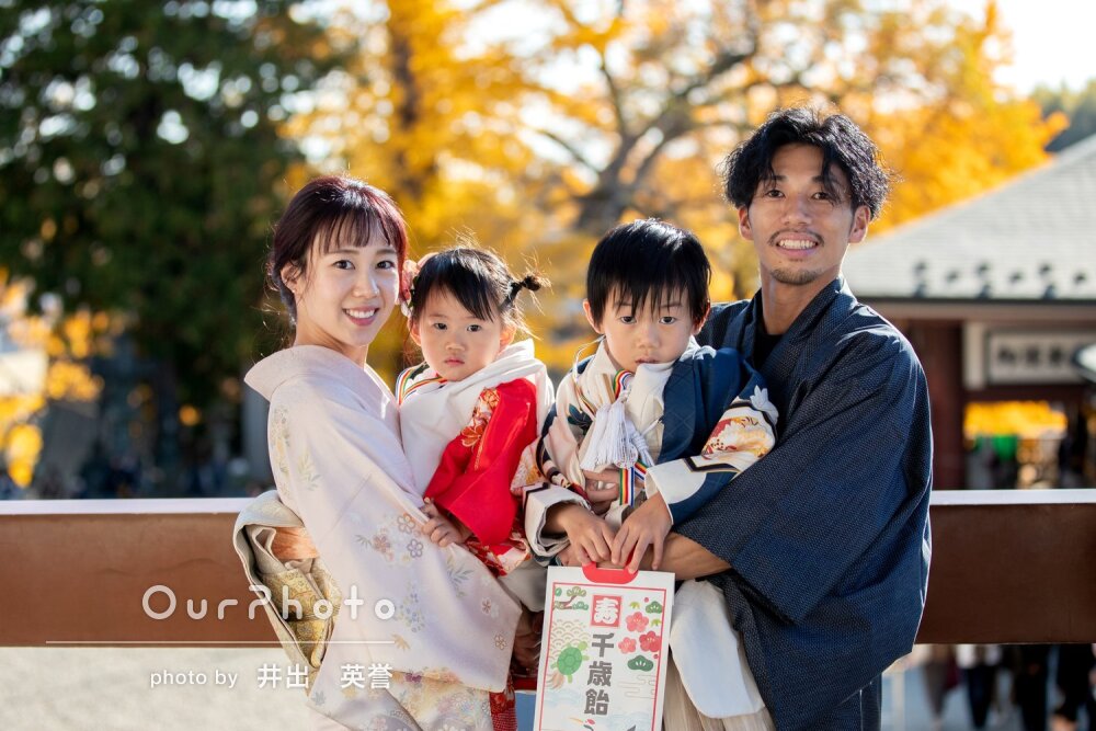 「自然な笑顔」紅葉の中5歳お兄ちゃんと3歳妹さん一緒に七五三の撮影