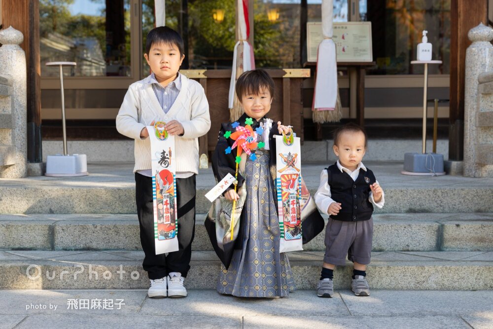 「自然な表情」袴姿でかっこいい！にっこり笑顔の男の子の七五三撮影