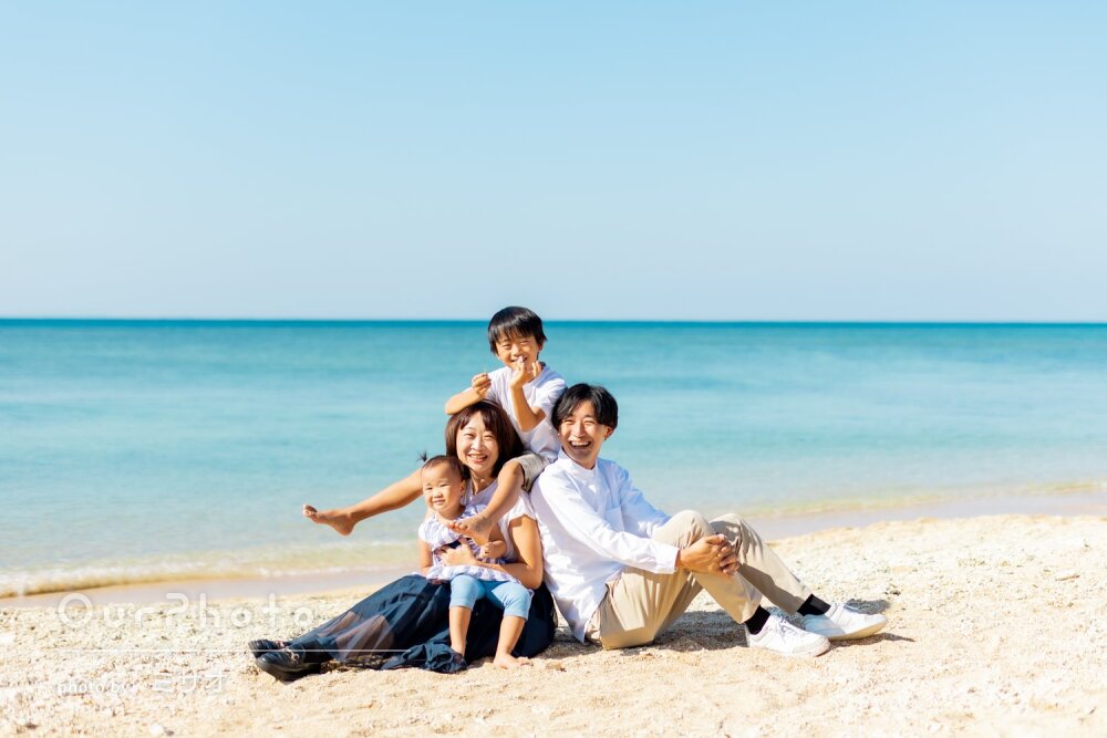「素敵な写真で感動」青い海に家族の笑顔が映える！爽やかな家族写真撮影