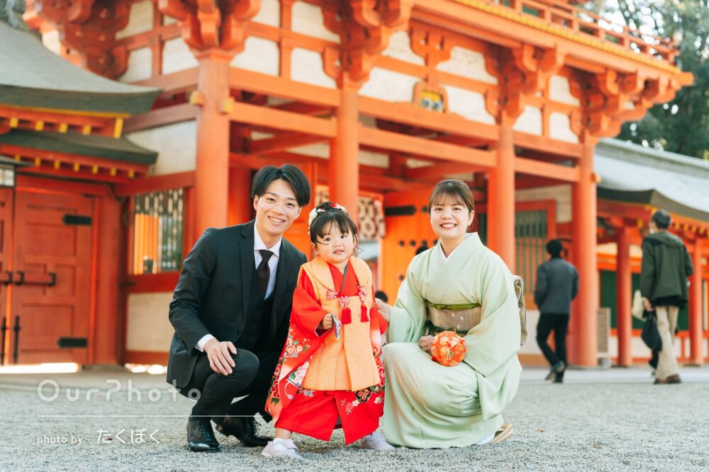 「いい表情を引き出して」赤色の晴れ着姿が可愛い女の子の七五三の撮影