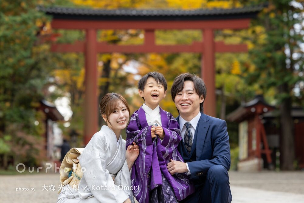 「子供も楽しそうに」秋深まる境内に紫の羽織袴姿が映える！七五三の撮影